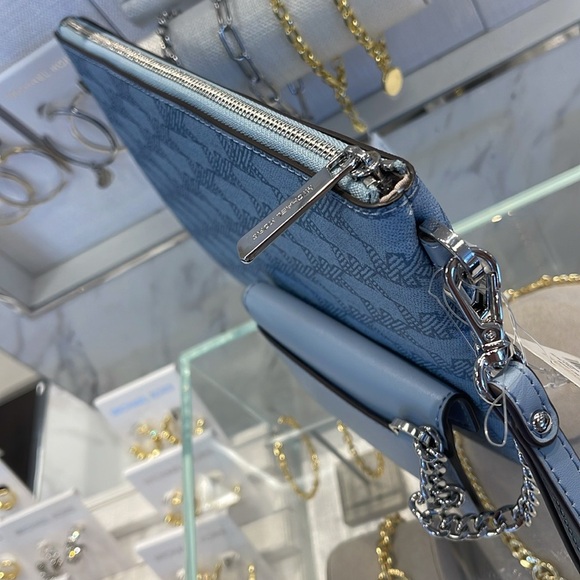 Michae Kors Jet Set Item Large Logo 2-in-1 Central Zip Wristlet
Pale Blue
NWT - Picture 12 of 16